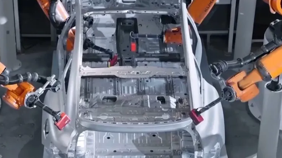 央视新闻《感受活力》栏目走进北汽智能工厂 感受高端制造和硬核产品