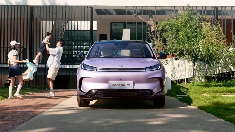 北汽极狐T1｜大空间装得下一家人的自由自在